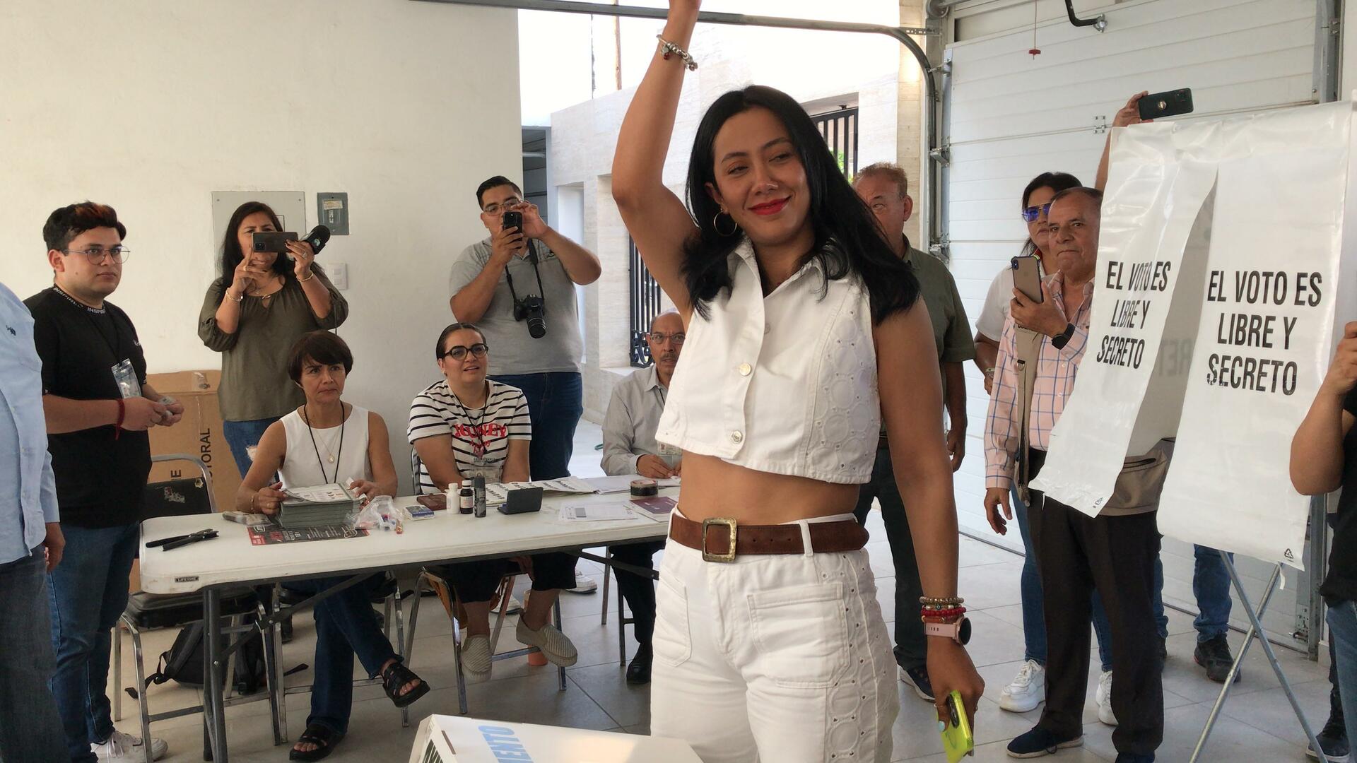 Betzabé Martínez acude a votar y dice que no le gusta contaminarse de ‘fake news’. Noticias en tiempo real