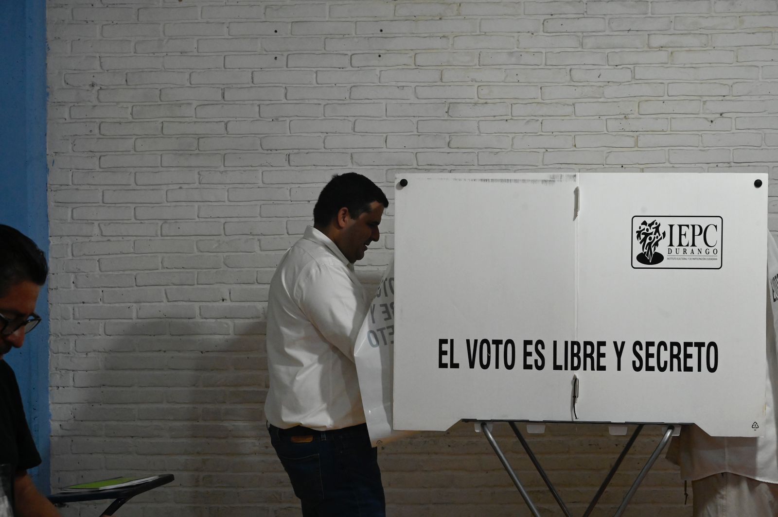El alcalde Homero Martínez emite su voto en Lerdo; denuncia hackeo y llama a jornada pacífica. Noticias en tiempo real