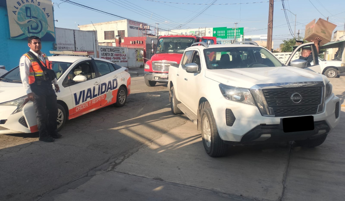 Agentes de transito detiene a conductor ebrio que llevaba una pistola. Noticias en tiempo real