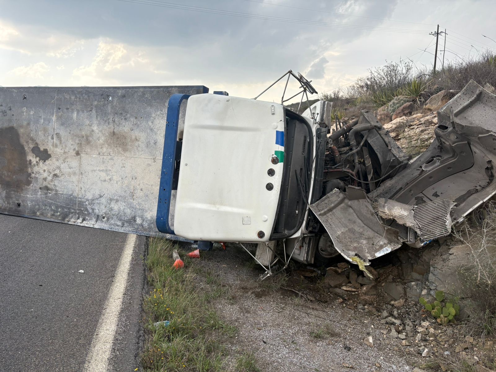 Vuelca grúa en la carretera a Monclova; el conductor resultó lesionado. Noticias en tiempo real