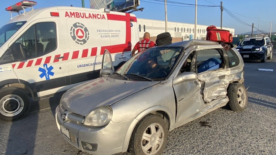 Muere mujer luego de camión de personal impactara su auto. Noticias en tiempo real