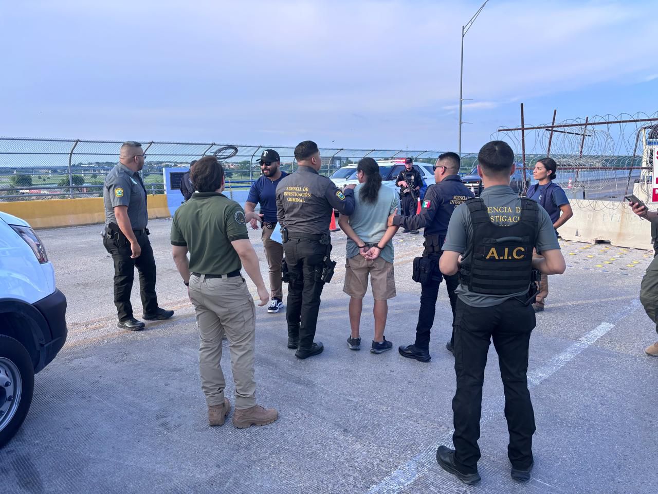 Elementos de la AIC realizan deportación controlada en el Puente Internacional II. Noticias en tiempo real