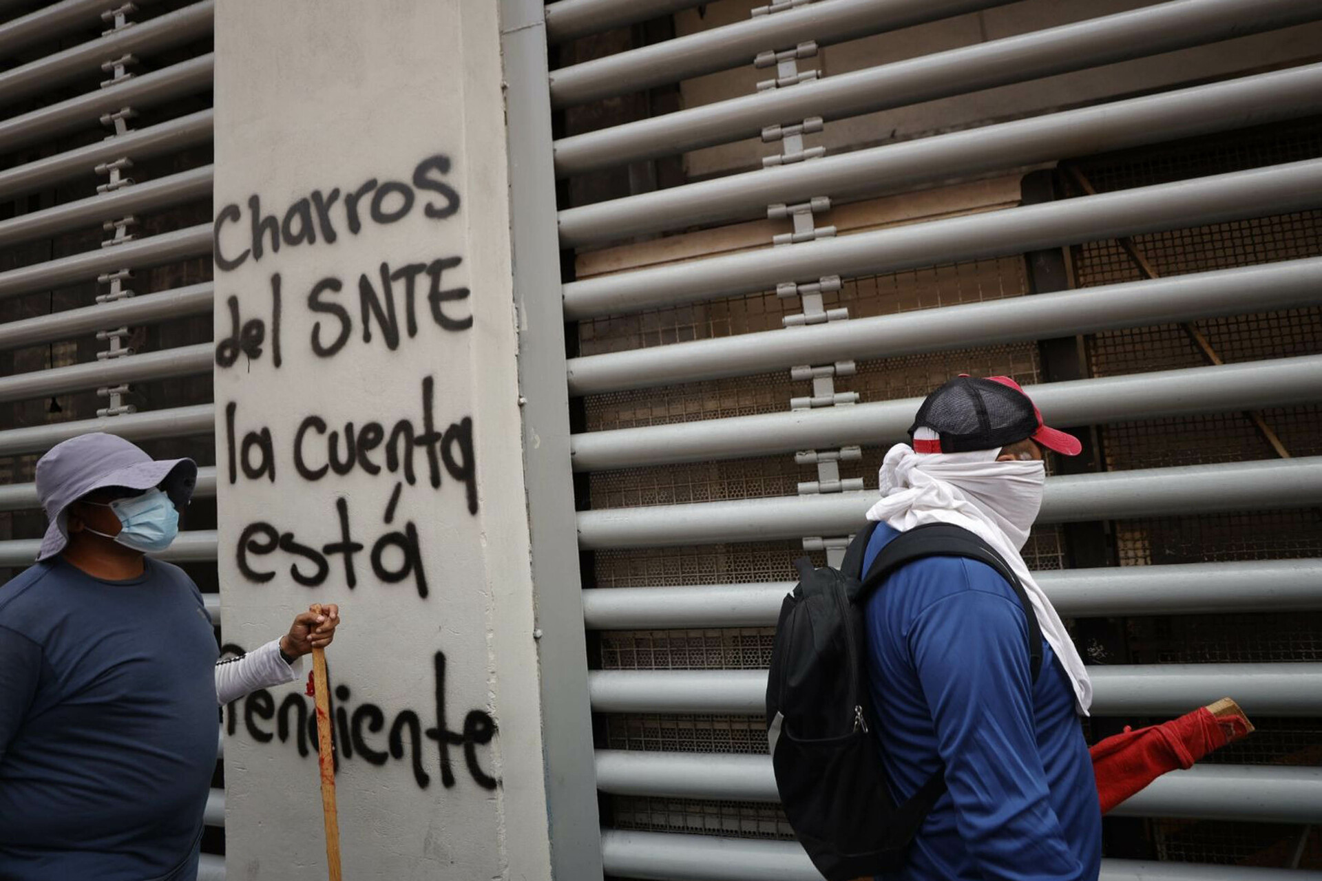 Maestros vandalizan sede del SNTE en Ciudad de México | Video. Noticias en tiempo real
