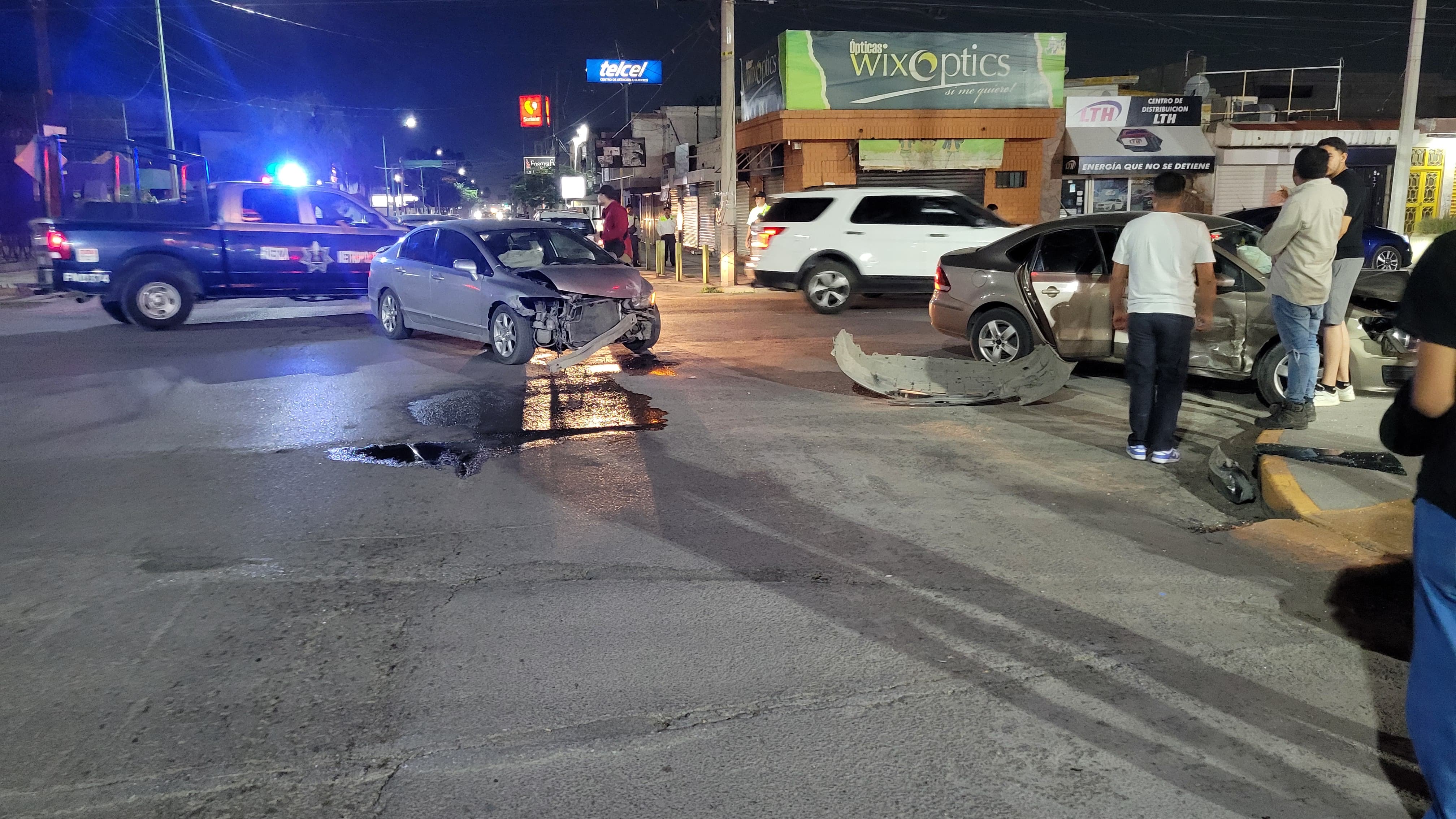 Choque nocturno en Gómez Palacio deja múltiples daños . Noticias en tiempo real