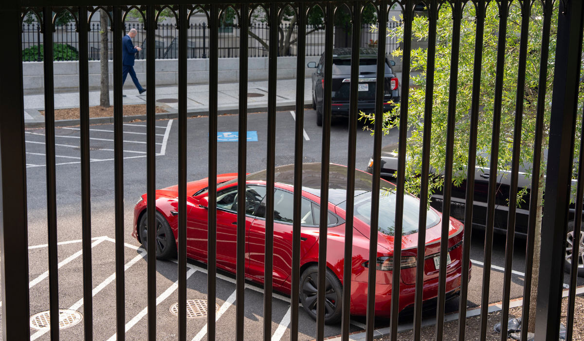 Inversores venden acciones de Tesla por posibles represalias. Noticias en tiempo real