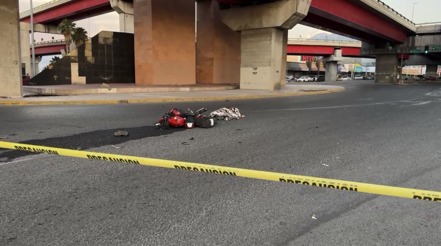 Muere motociclista tras ser embestido por una camioneta en Saltillo. Noticias en tiempo real