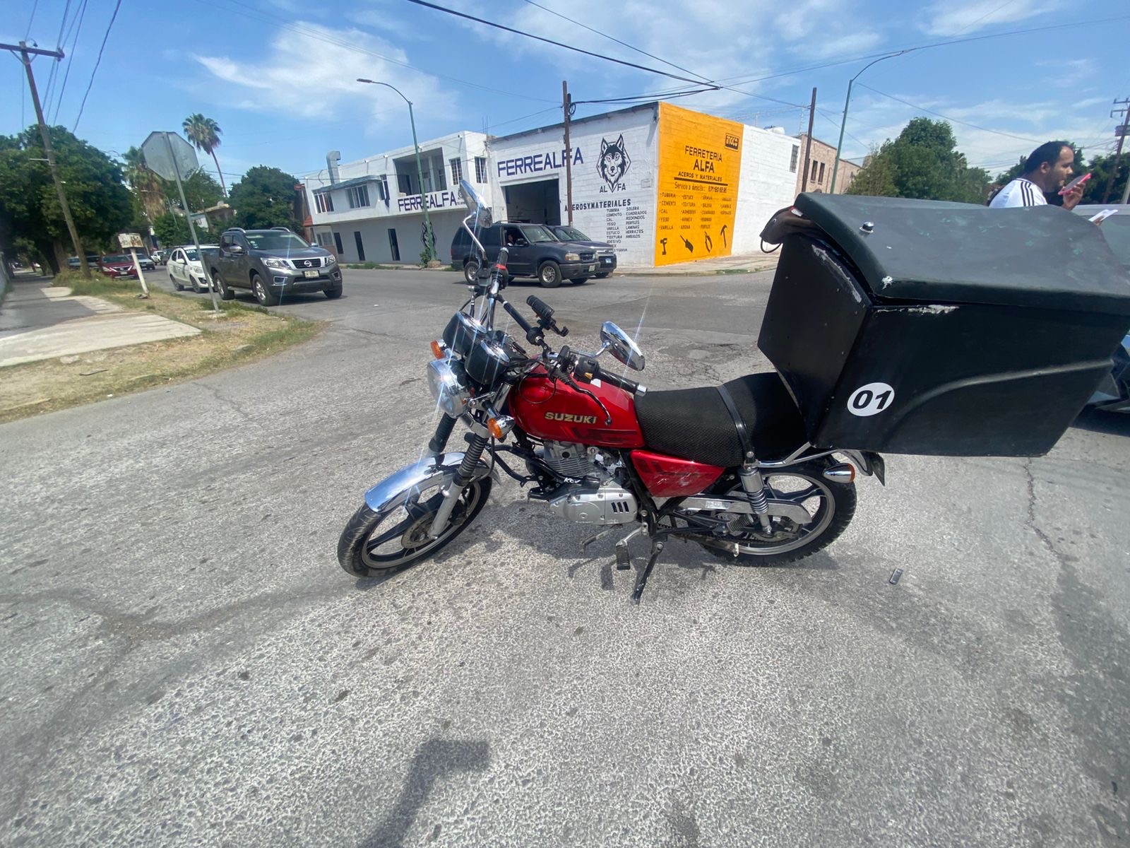 Motociclista se impacta contra auto particular en el centro de Gómez Palacio . Noticias en tiempo real