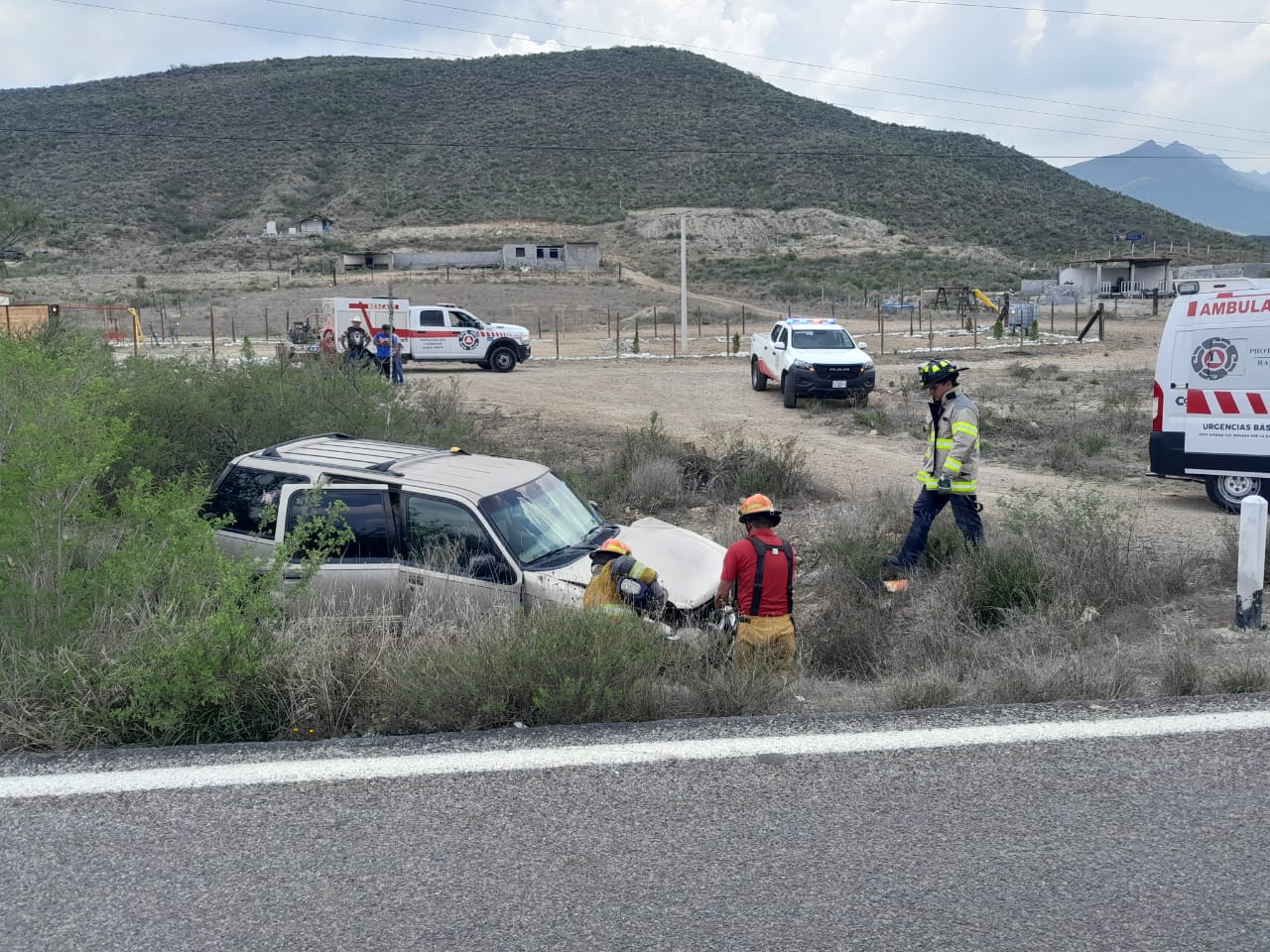 Vuelcan 3 hombres que se encontraban alcoholizados; conductor huyó del lugar. Noticias en tiempo real