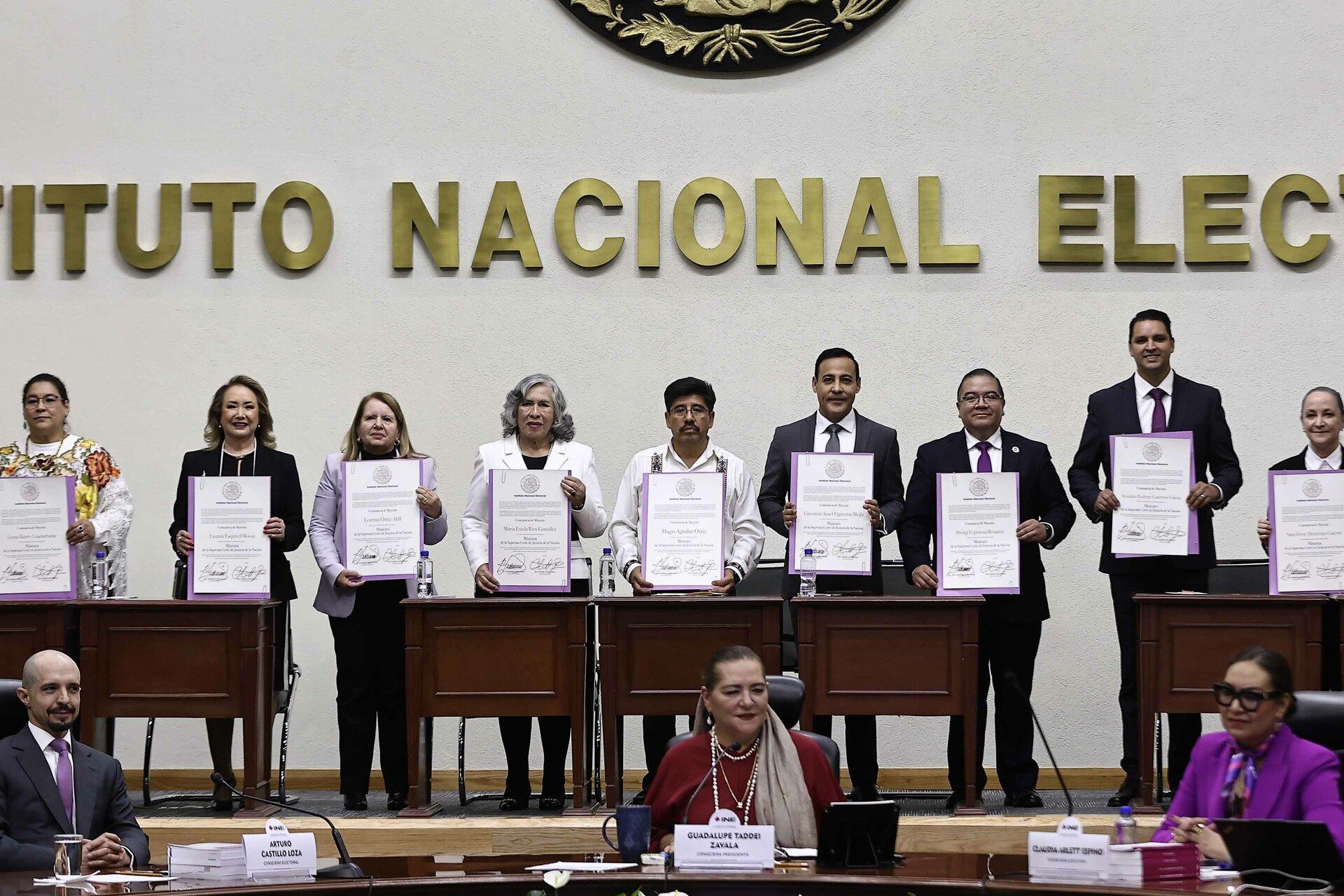 INE entrega constancias de mayoría a los próximos ministros de la SCJN. Noticias en tiempo real