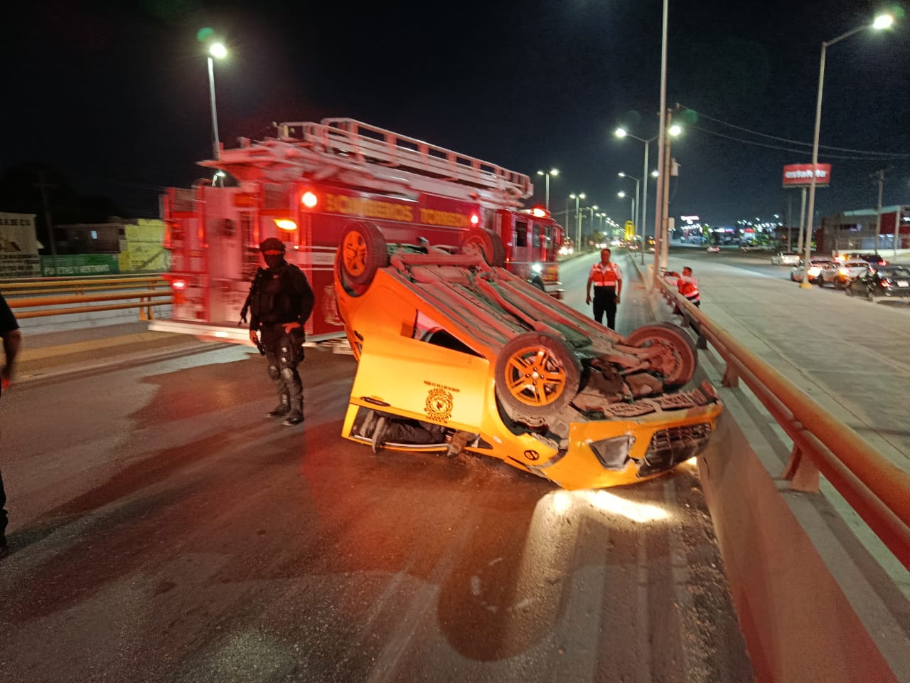 Taxi termina volcado en el puente El Álamo; conductor se da a la fuga. Noticias en tiempo real