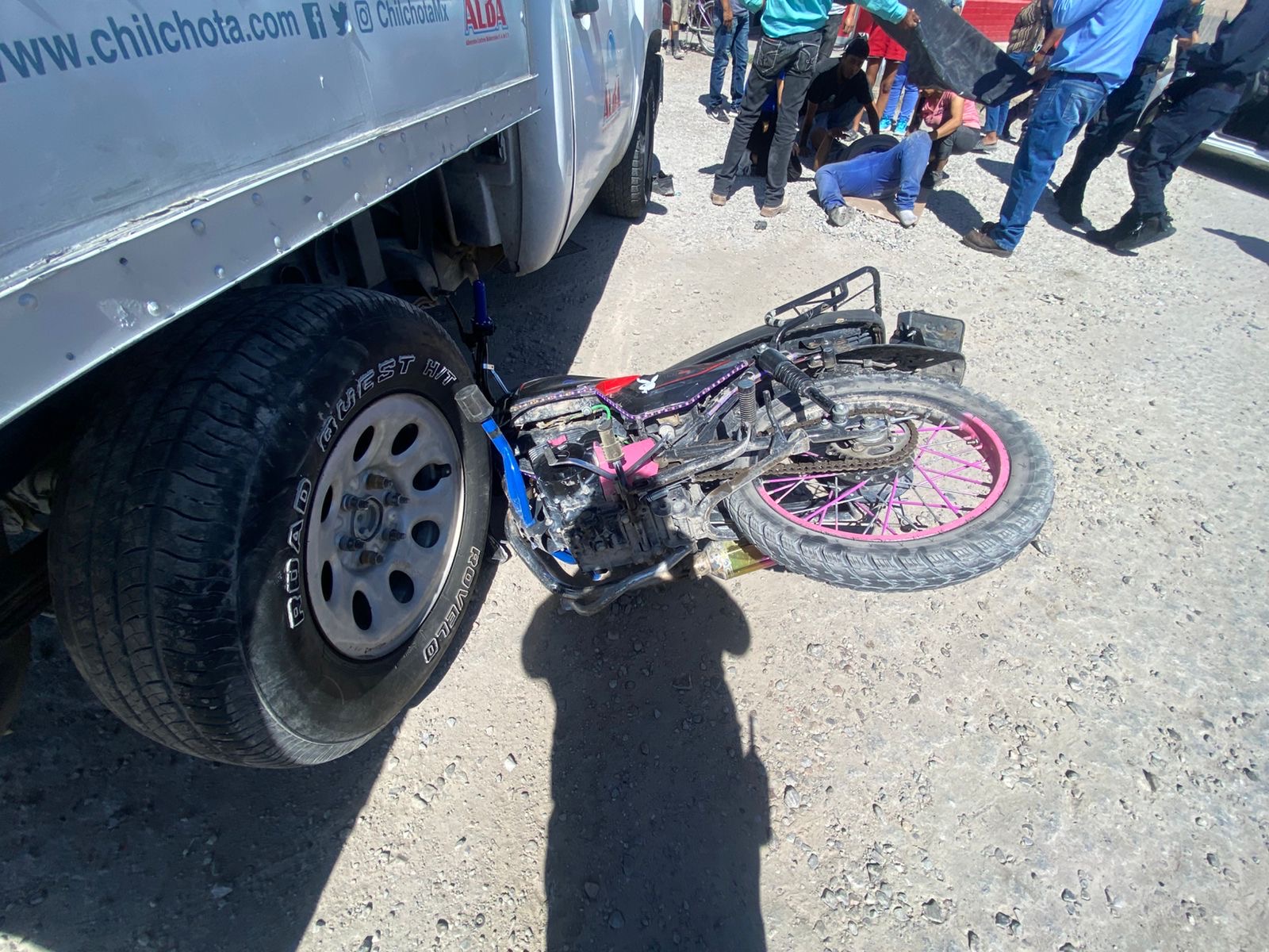 Joven motociclista termina lesionado tras impactarse con camión en  Gómez Palacio . Noticias en tiempo real