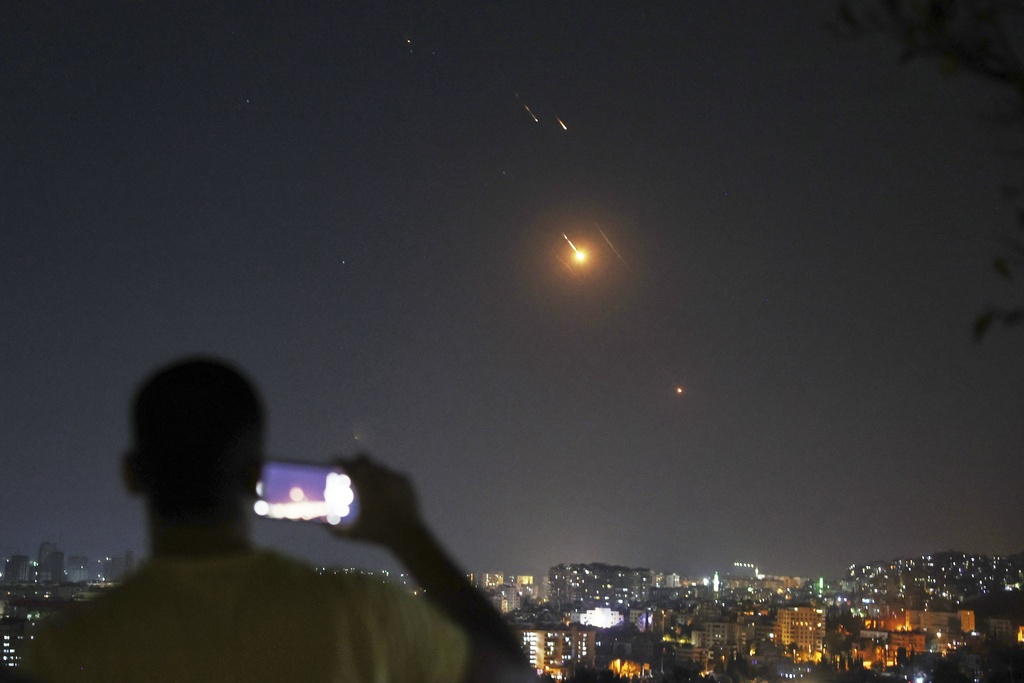Israel lanza nuevos bombardeos contra Teherán después que Trump exige 