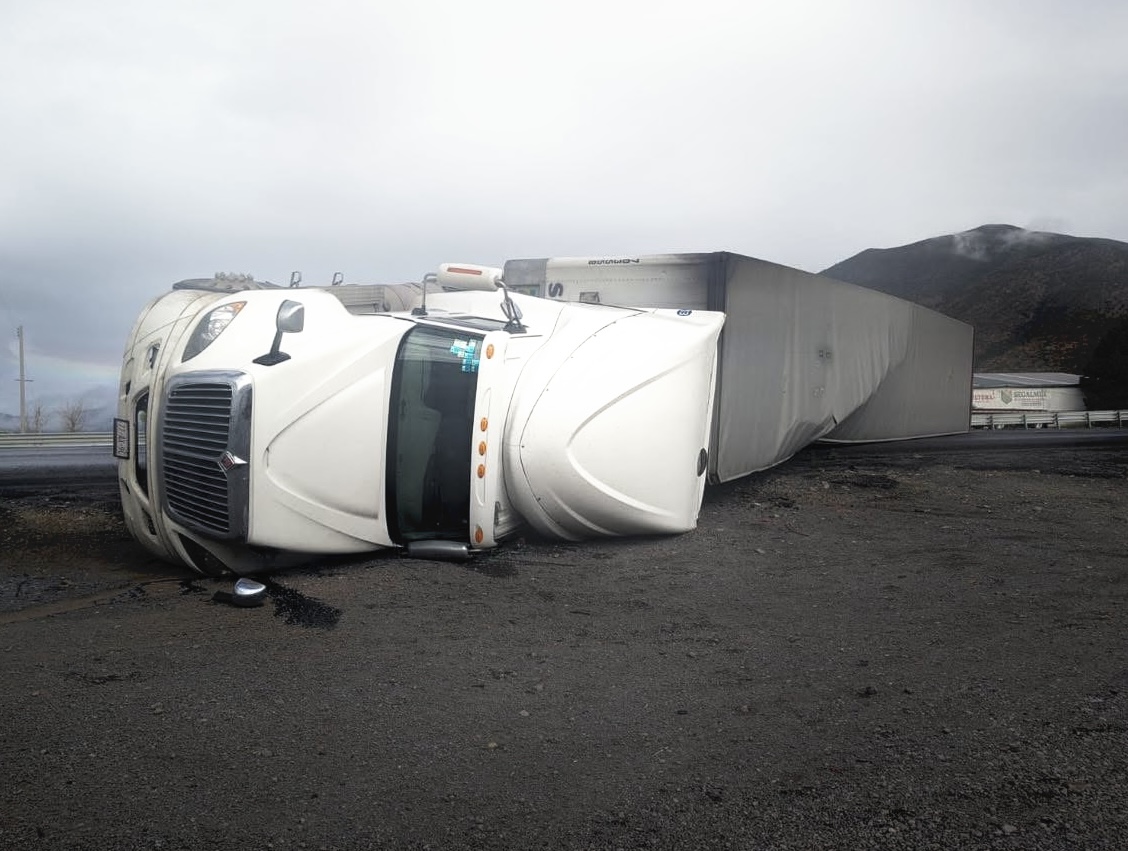 Tráiler vuelca en la Carretera Federal 57 por exceso de velocidad en Arteaga. Noticias en tiempo real