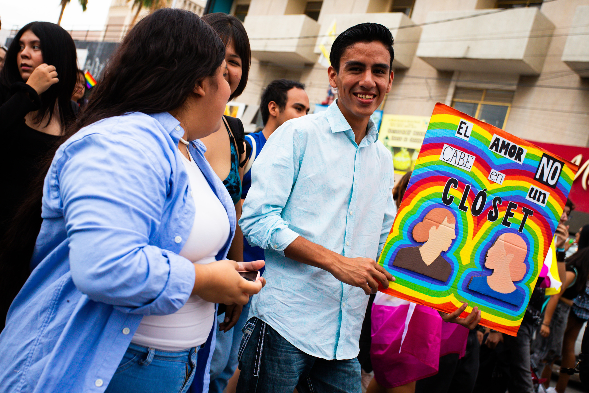 Marea multicolor toma las calles de Torreón en el Pride TRC . Noticias en tiempo real