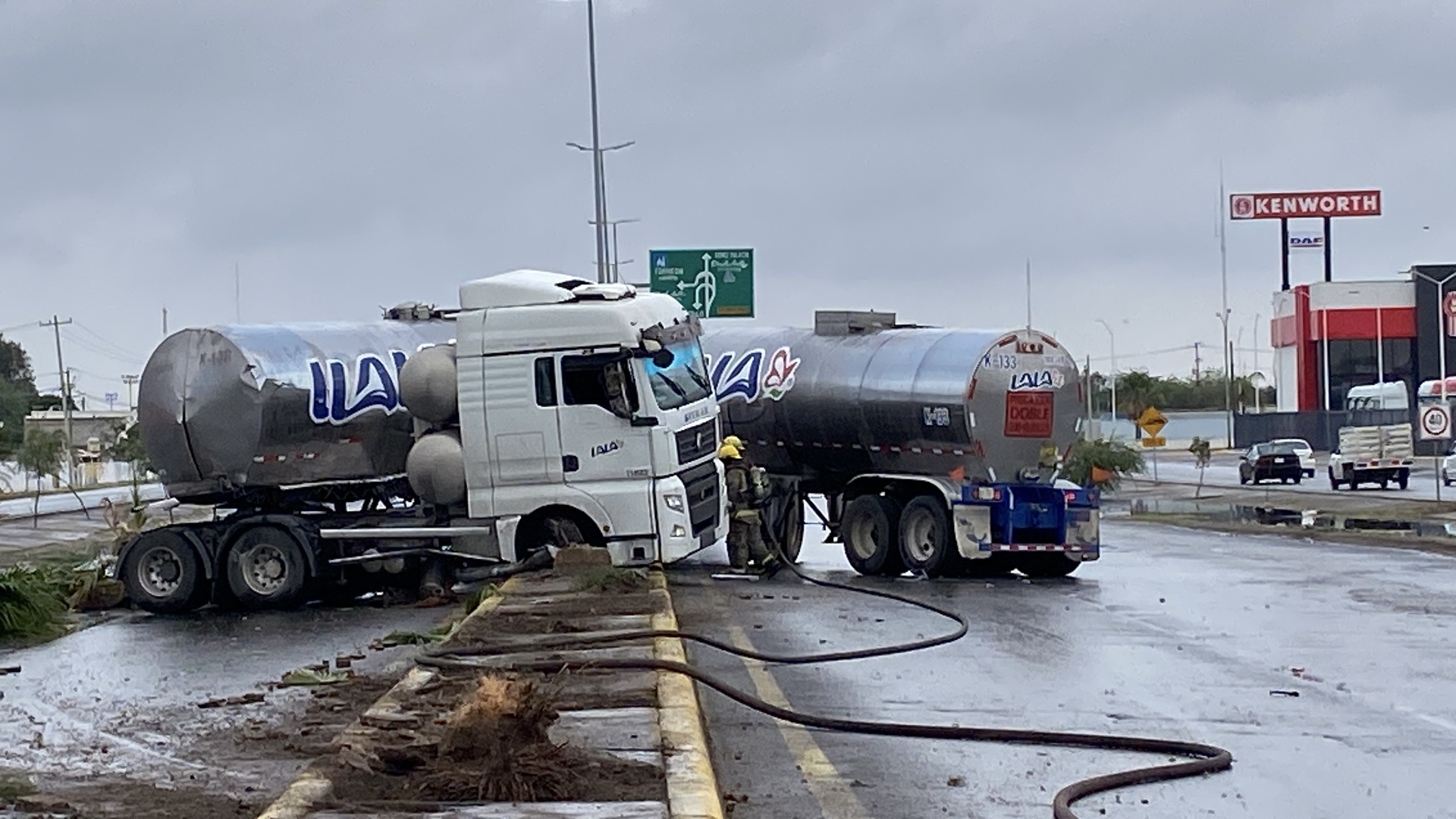 Operador de tráiler doble remolque se sube al camellón central del Periférico. Noticias en tiempo real