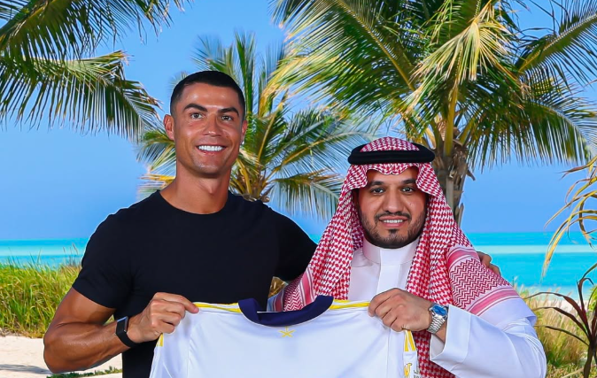 El delantero portugués Cristiano Ronaldo seguirá, al menos, dos temporadas más en el Al Nassr FC de Arabia Saudí, hasta 2027, según ha anunciado el club. "El presidente de la junta directiv