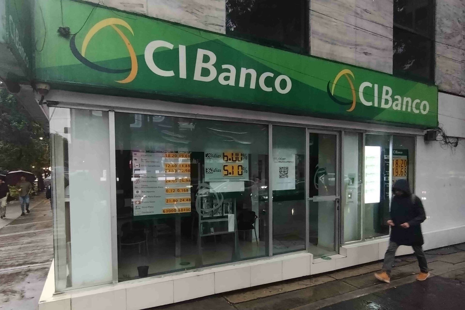 ¿Qué pasará con los ahorros de las personas en los bancos sancionados por Estados Unidos? . Noticias en tiempo real