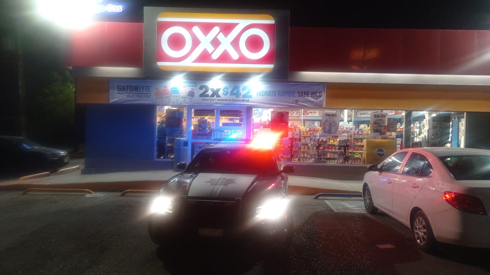 Golpean a hombre hasta dejarlo inconsciente afuera de una tienda de conveniencia en Gómez Palacio . Noticias en tiempo real