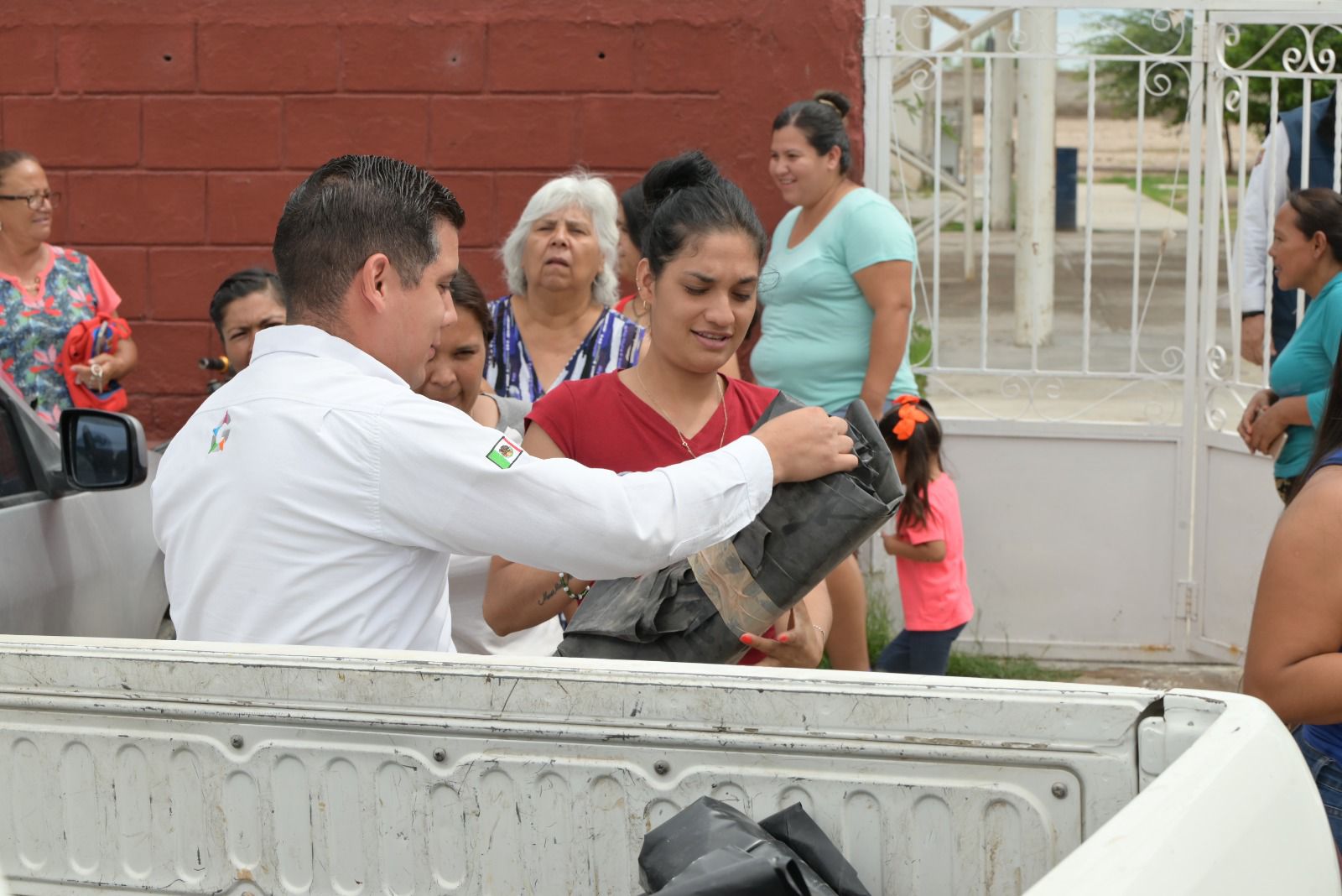 Entregan hules a familias del medio rural de Gómez Palacio afectadas por las lluvias. Noticias en tiempo real