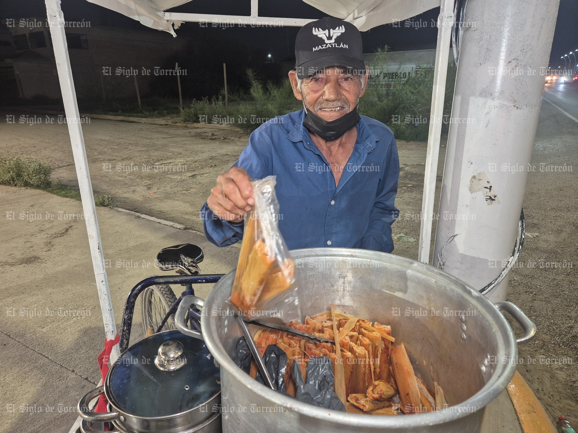 Entre laguneros nos apoyamos, dice abuelito vendedor de tamales que se viralizó durante lluvias. Noticias en tiempo real