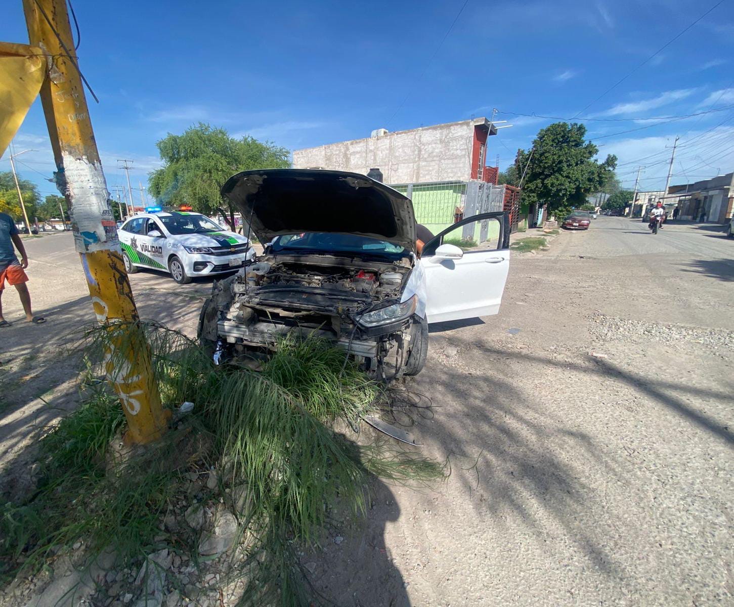 Joven conductora impacta su vehículo contra poste en Gómez Palacio . Noticias en tiempo real