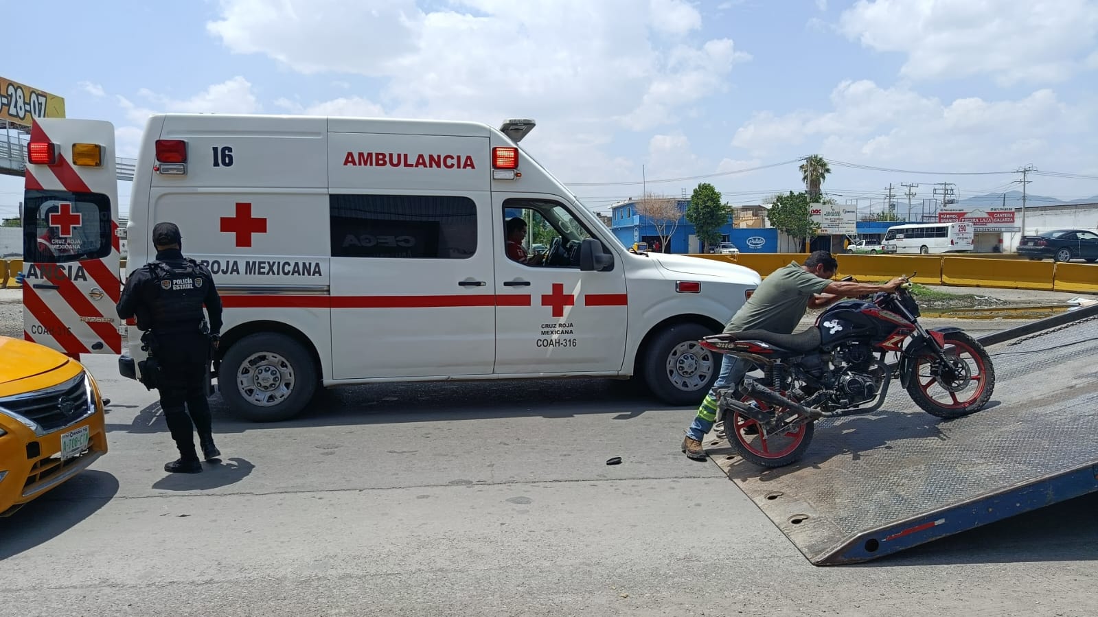 Detienen a taxista tras presuntamente atropellar a dos adolescentes en aparente altercado vial. Noticias en tiempo real