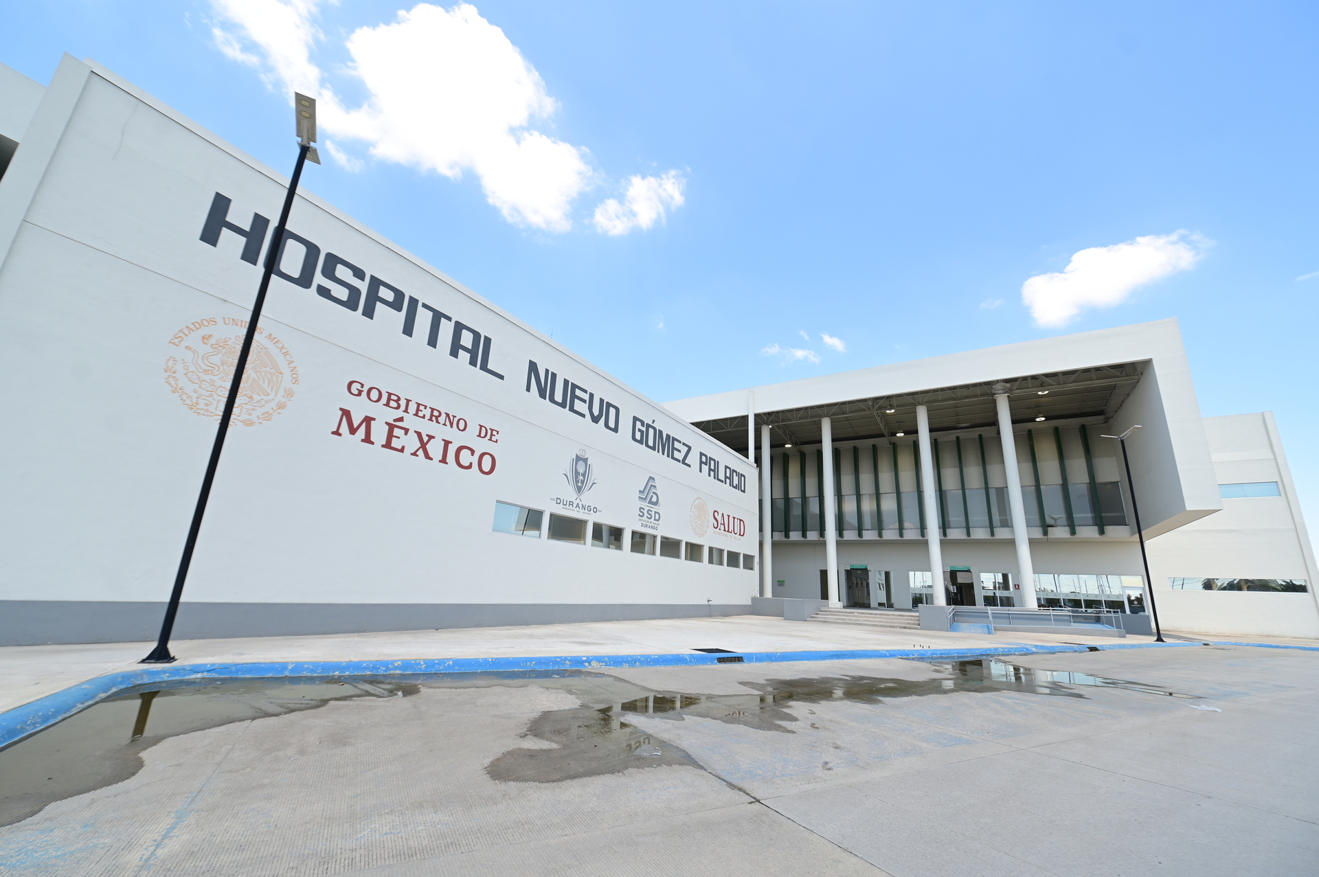 En Gómez Palacio un motociclista se atora en un cable y resulta fracturado de un tobillo. Noticias en tiempo real