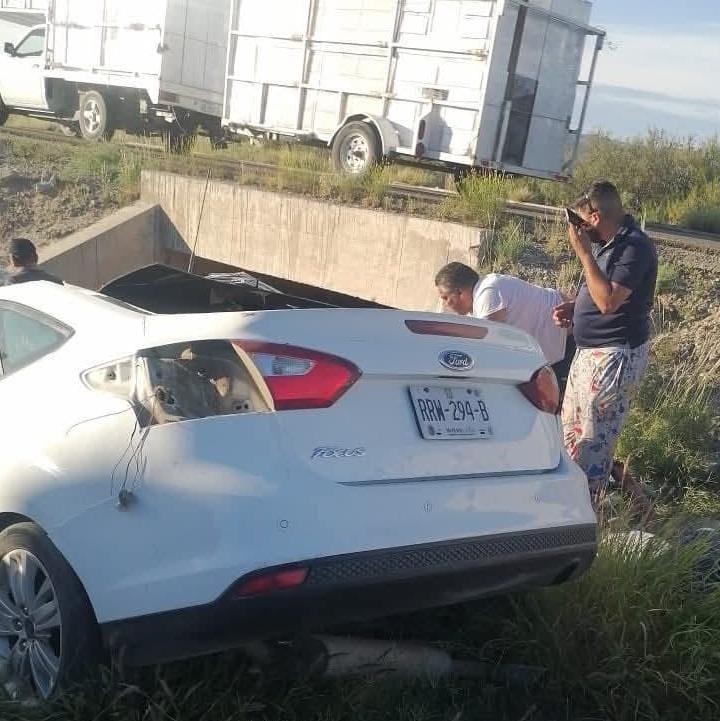 Dormita al volante y cae a un arroyo; hay tres lesionados de gravedad . Noticias en tiempo real