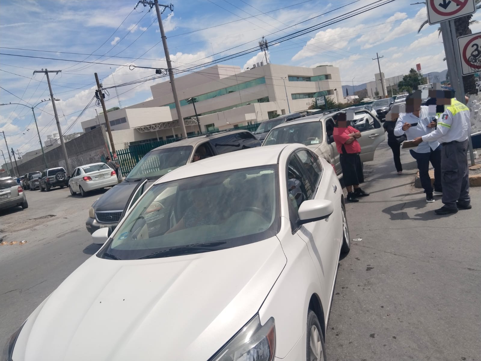 Chocan por alcance frente a la Clínica 46 del IMSS en Gómez Palacio . Noticias en tiempo real