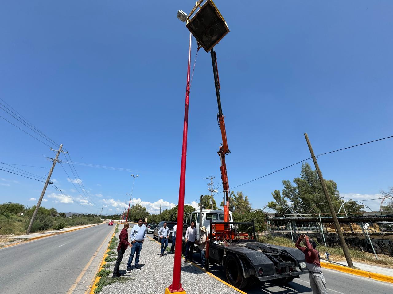 Supervisan luminarias en carretera a Cd. Juárez. Noticias en tiempo real