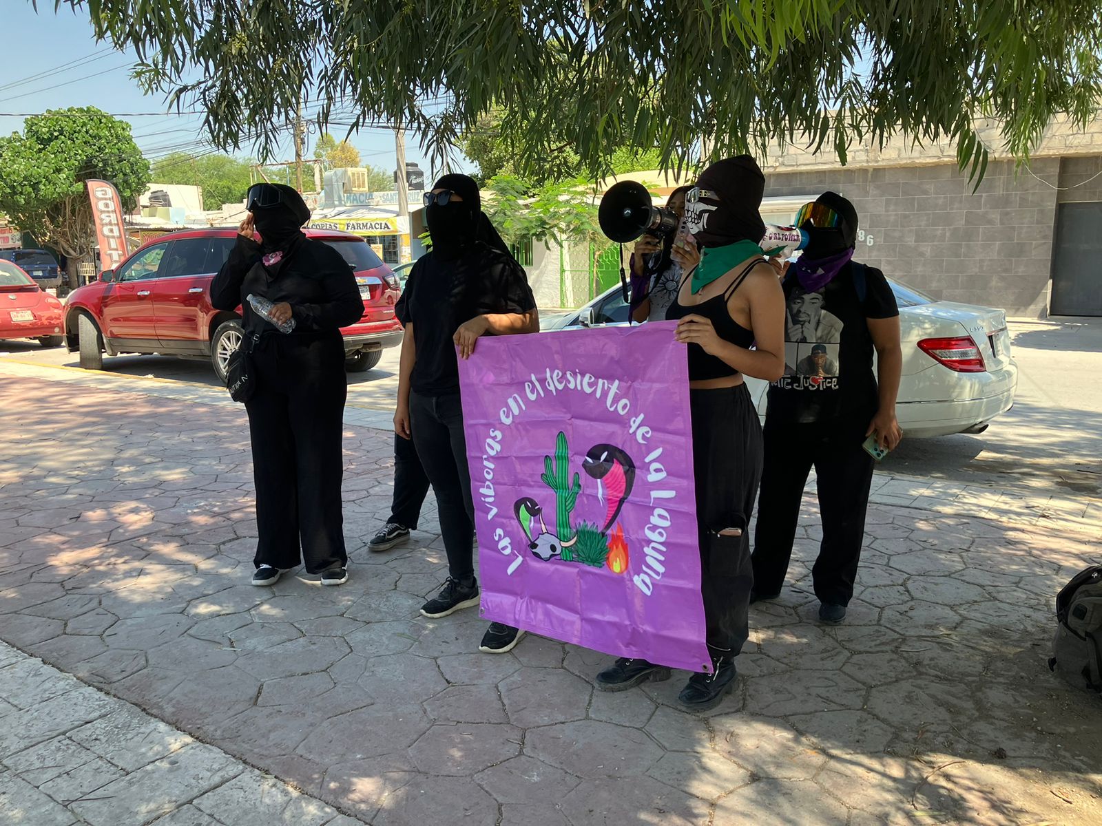 Colectiva exige justicia para Claudia frente al Centro de Justicia Penal de Torreón. Noticias en tiempo real
