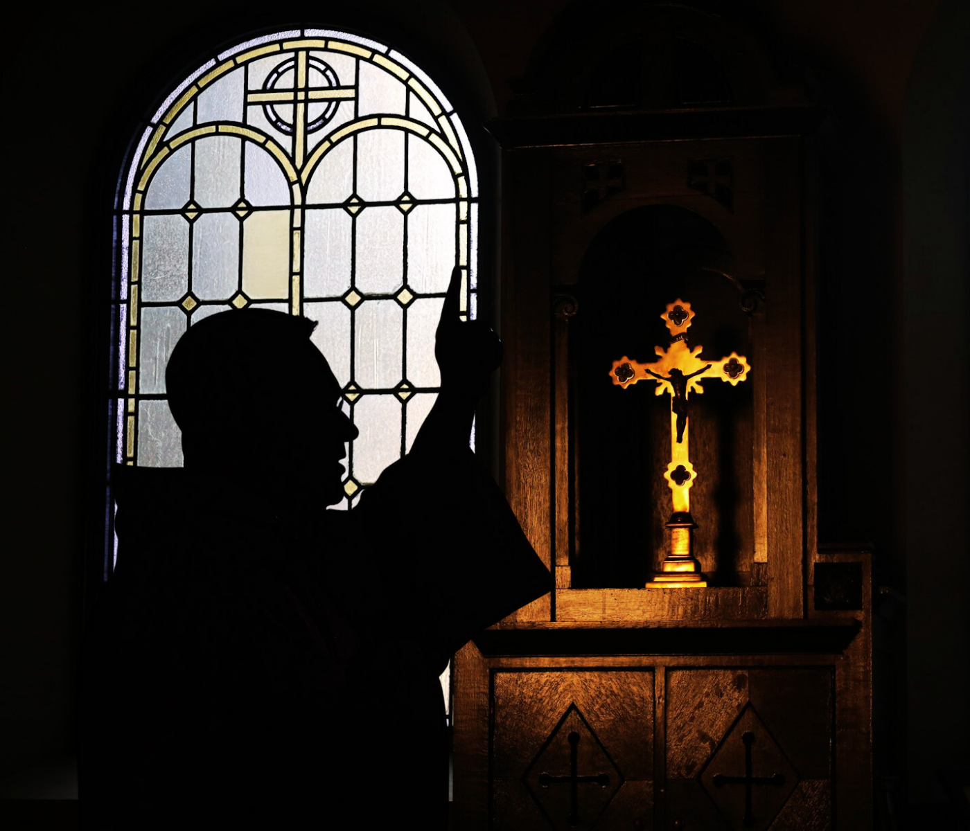 Sacerdote, campeón en artes marciales, intenta exorcizar a una abuelita a golpes; ya fue suspendido. Noticias en tiempo real