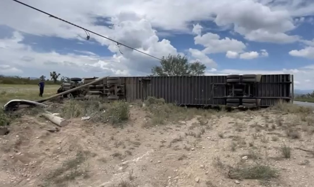 Tráiler vuelca por imprudencia del conductor en la carretera Saltillo - Zacatecas. Noticias en tiempo real