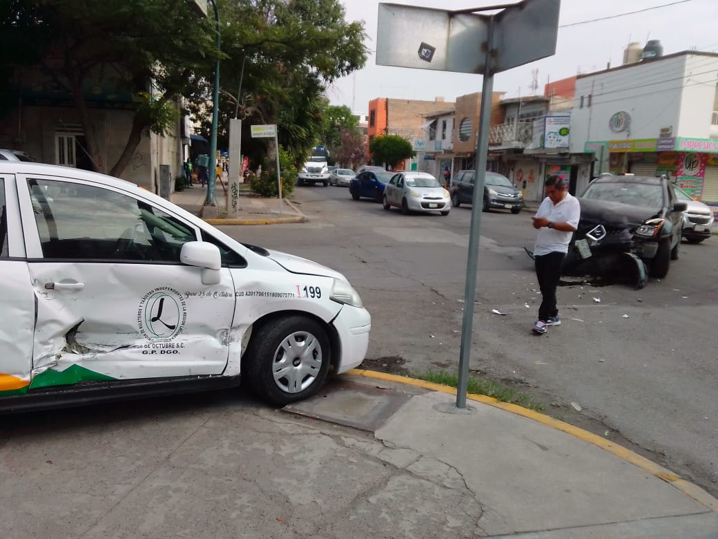 Choque en crucero del Centro de Gómez Palacio deja solo daños materiales. Noticias en tiempo real
