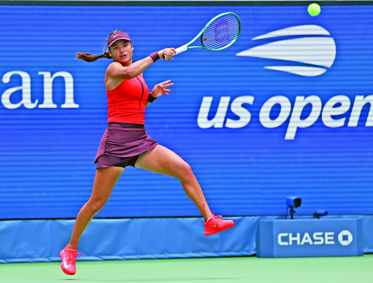 Raducanu triunfa en el inicio del US Open. Noticias en tiempo real